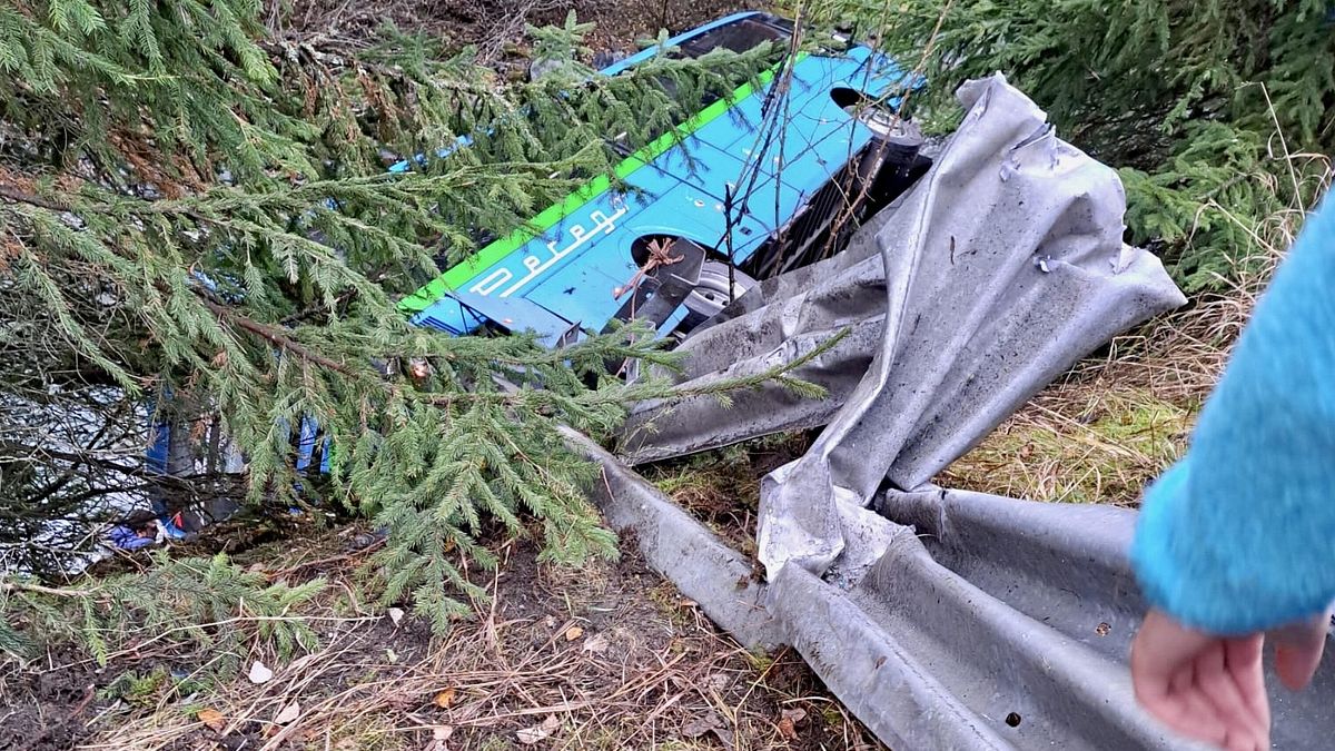 valfurva sondrio scuolabus esce di strada e precipita in un torrente ci sono feriti