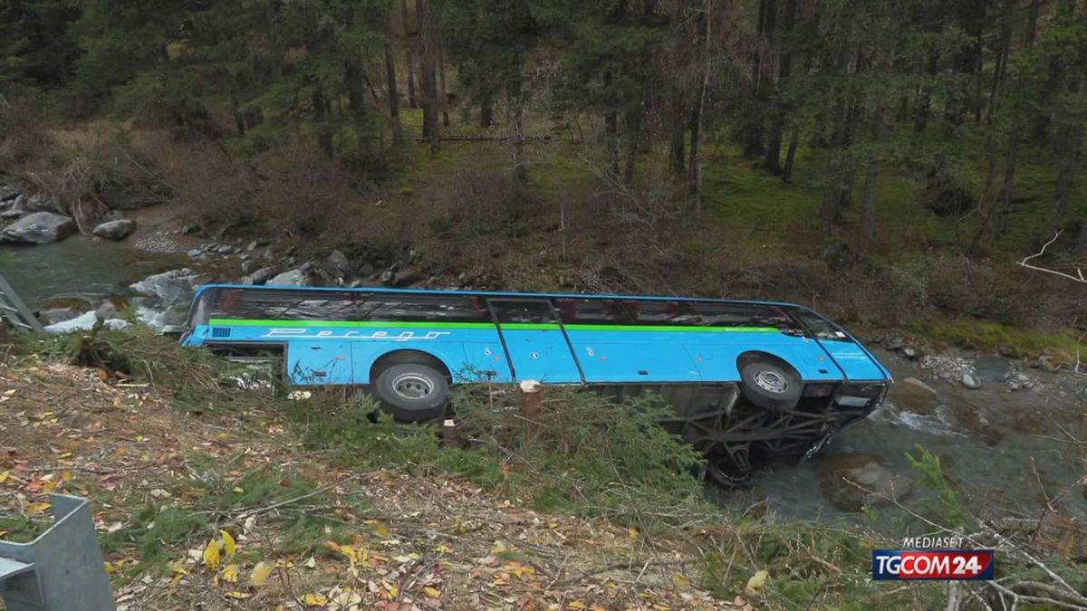 Sondrio, scuolabus esce di strada e precipita in un torrente