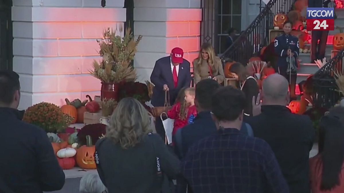 Trump si distrae durante la festa di Halloween, bimba lo richiama: "Voglio il mio dolcetto"
