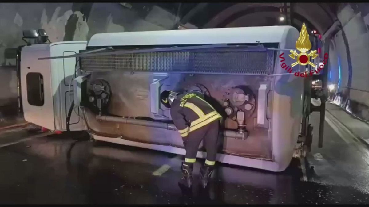 Ascoli Piceno, autobotte si ribalta in galleria sull