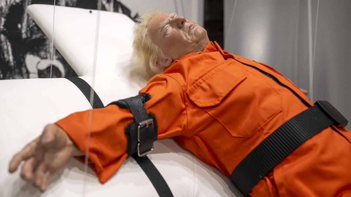 Donald Trump carcerato e crocifisso al lettino: in Svizzera la scultura delle polemiche