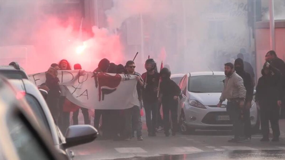 Cagliari, manifestanti antifascisti tentano di forzare il blocco della polizia: respinti con gli idranti