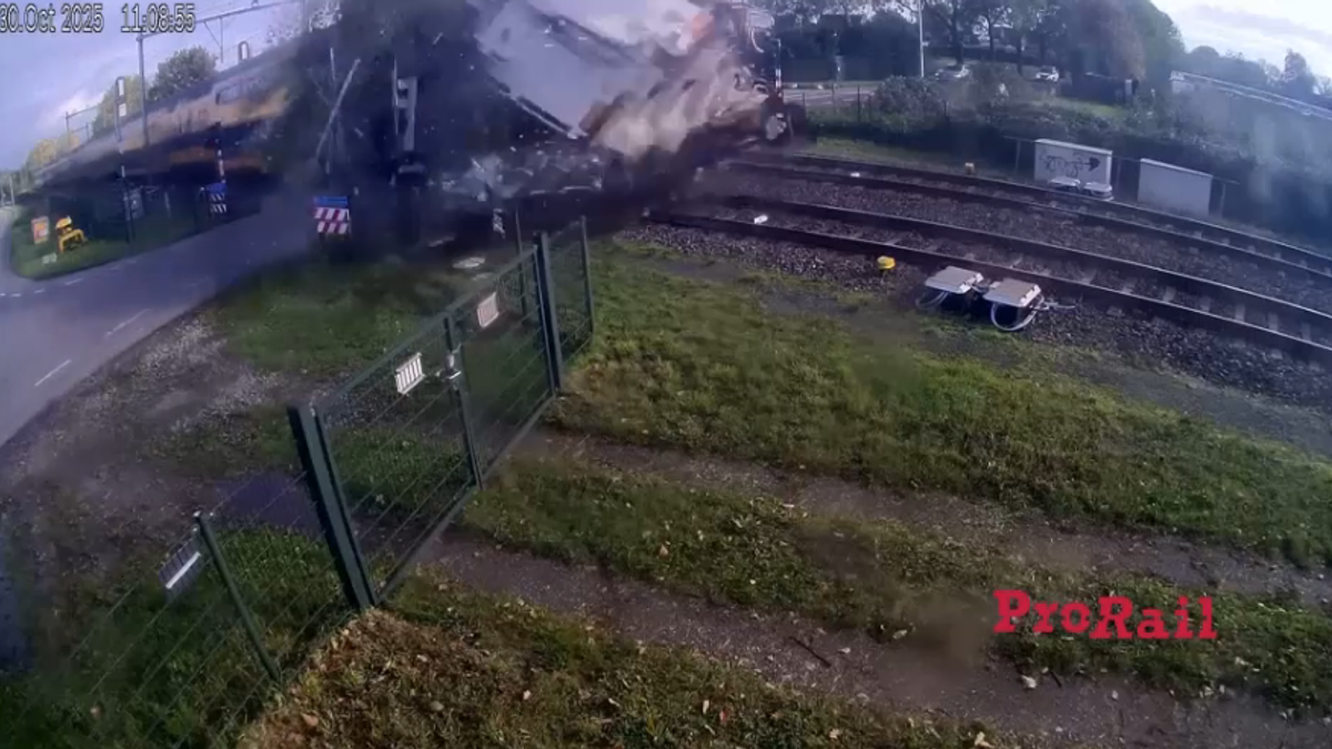 Paesi Bassi, treno in corsa travolge un Tir al passaggio a livello