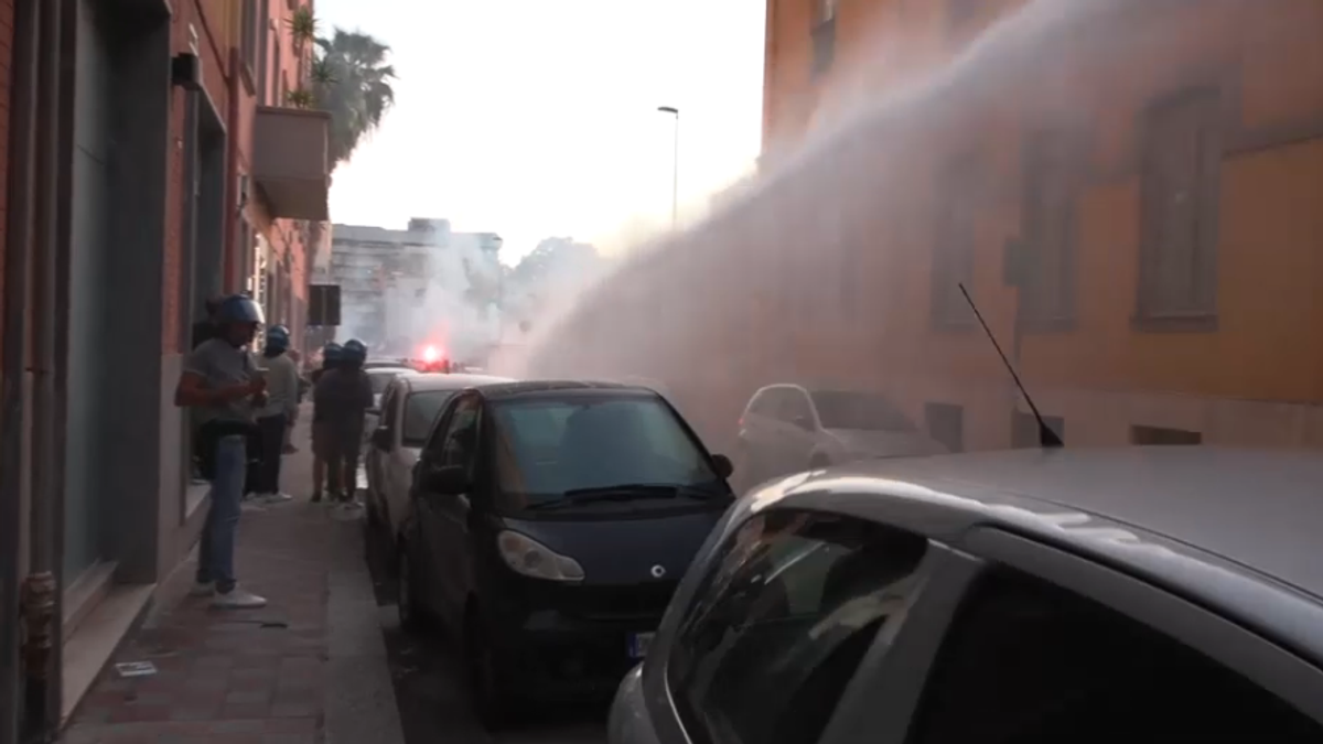 Cagliari, antifascisti tentano di forzare il cordone di polizia: idranti in azione