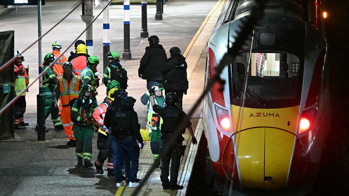 Gb, 11 accoltellati su un treno nel Cambridgeshire: due arresti | La polizia esclude la pista del terrorismo | Testimone: ho pensato a scherzo di Halloween