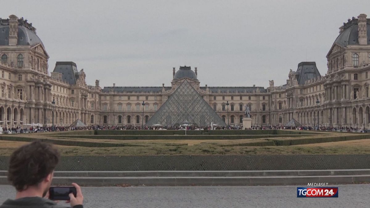 Furto al Louvre, incriminate due persone