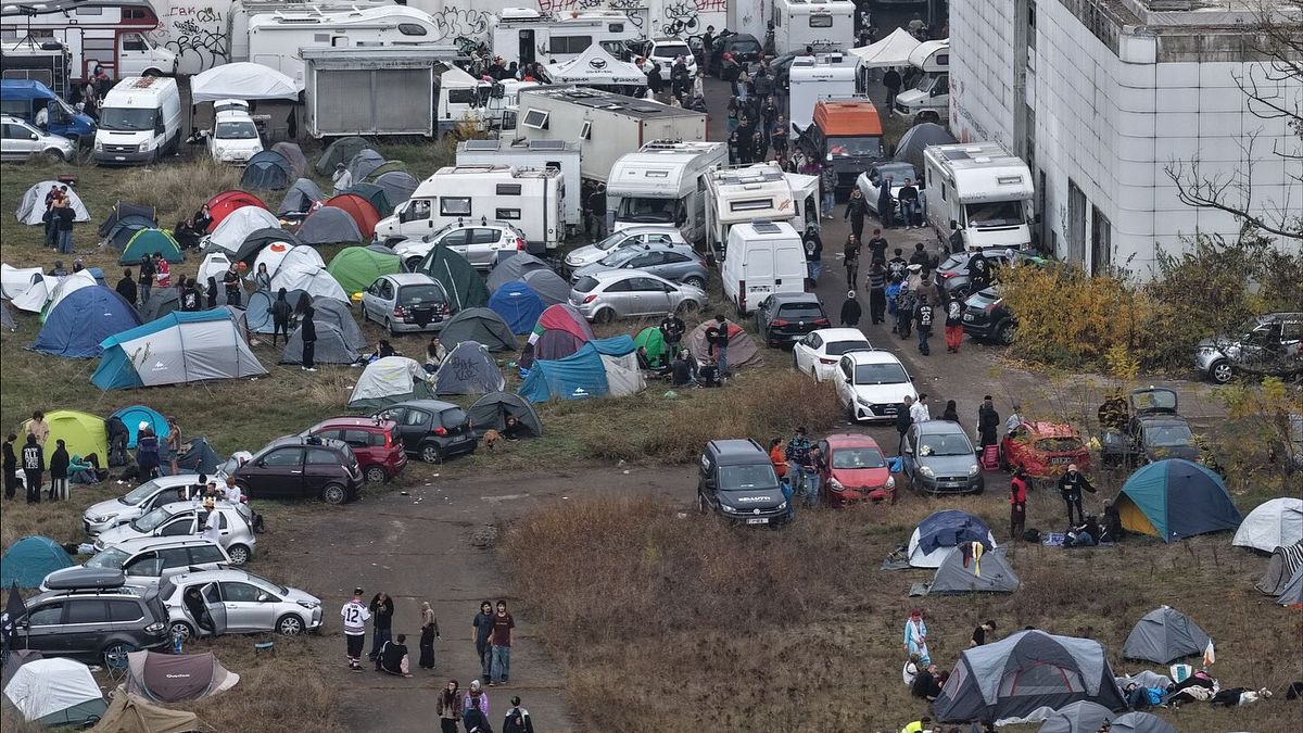 Modena, tensioni al rave di Halloween: fermi e cariche di polizia