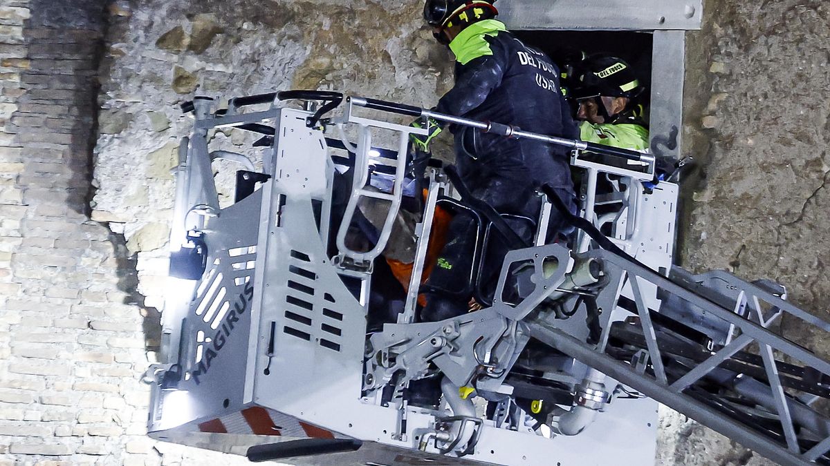 roma cede parte della torre dei conti ai fori imperiali morto l operaio rimasto sotto le macerie per 11 ore la procura indaga per omicidio colposo