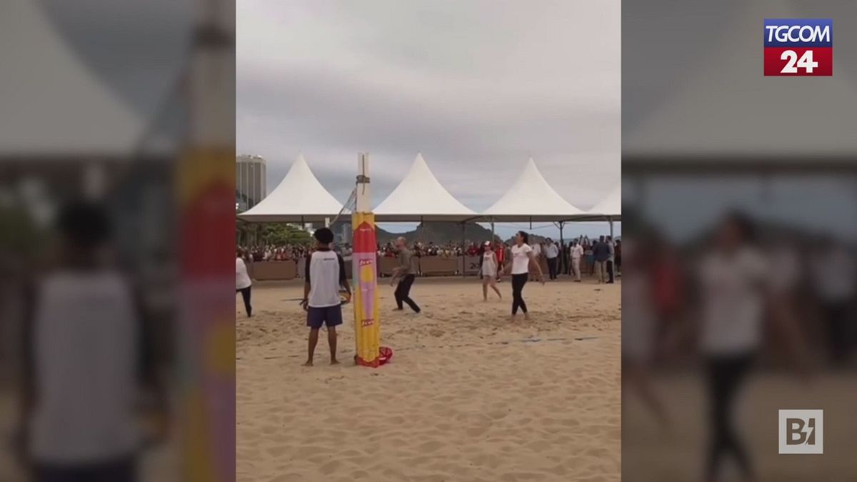 Dalla corona al campo: William si diverte durante una partita di beach volley