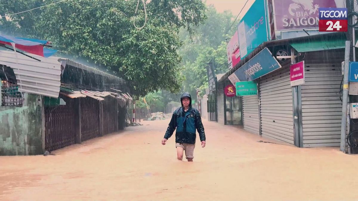Piogge torrenziali devastano il Vietnam centrale: vittime e strade allagate