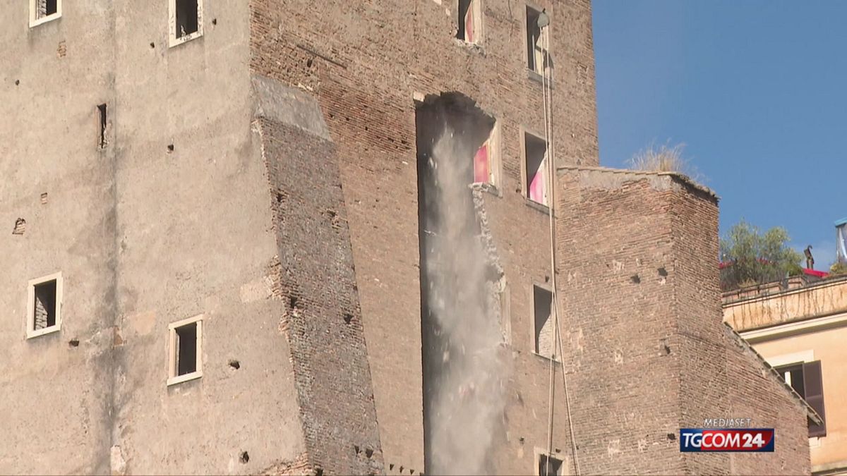 crollo torre dei conti si indaga sulle cause