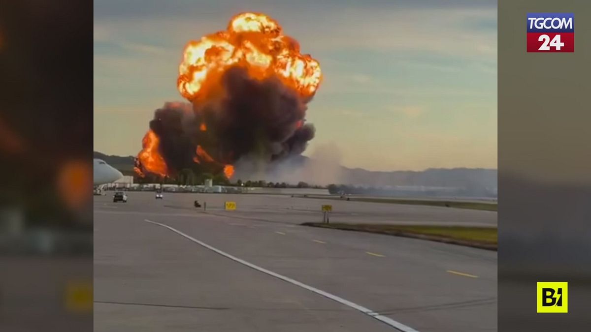 Aereo cargo si schianta dopo il decollo contro edifici e auto