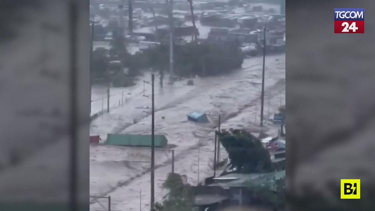 Auto e camion trascinati via: il tifone Kalmaegi devasta le Filippine