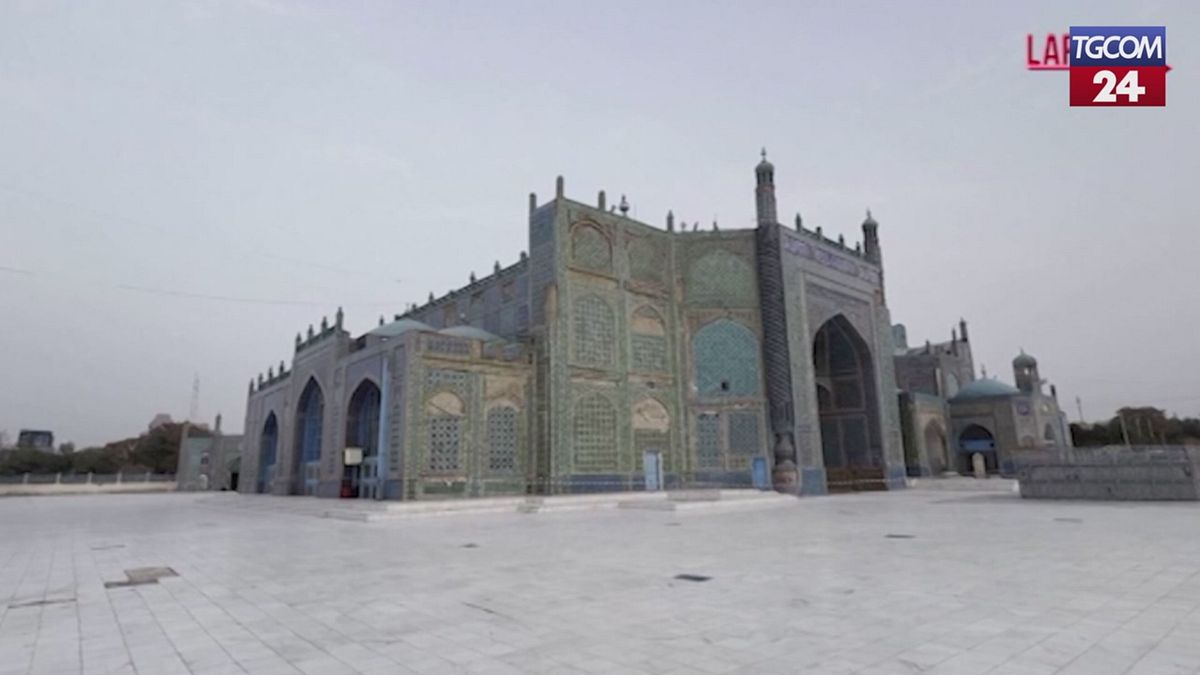 Afghanistan, la storica Moschea Blu danneggiata dal terremoto