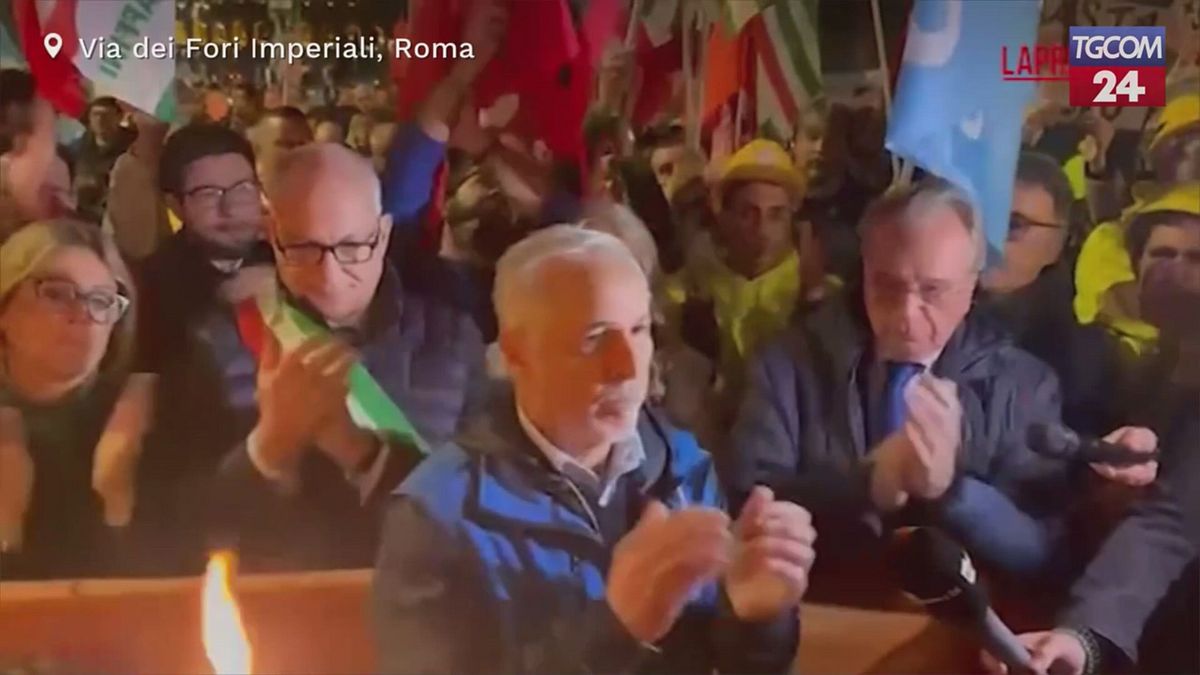 roma crollo torre dei conti fiaccolata su via dei fori imperiali per octay stroici