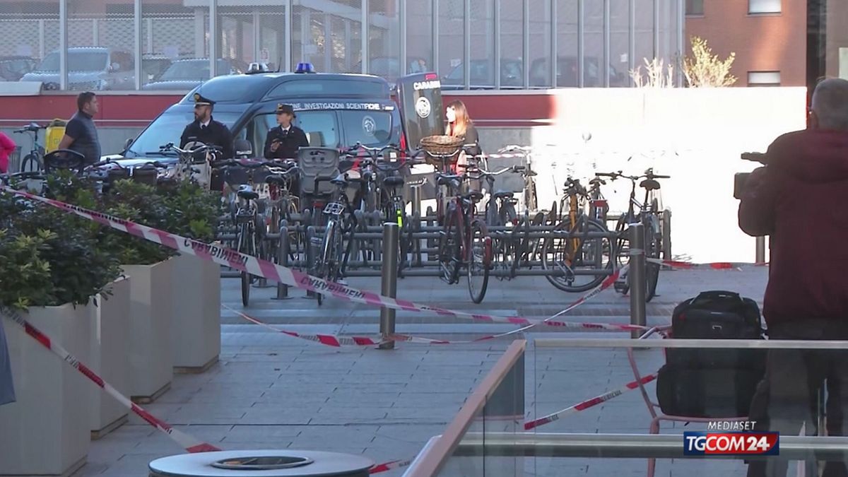 Milano, la donna accoltellata in piazza Gae Aulenti è stata risvegliata e respira autonomamente