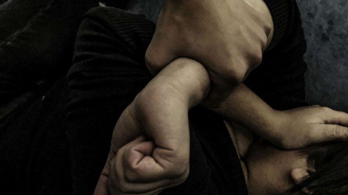 uomo picchia l8217amichetto del figlio dopo una lite davanti a scuola denunciato