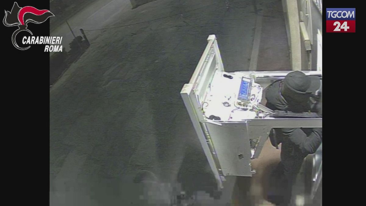 jackpotting agli sportelli atm sgominata una banda di cyber criminali