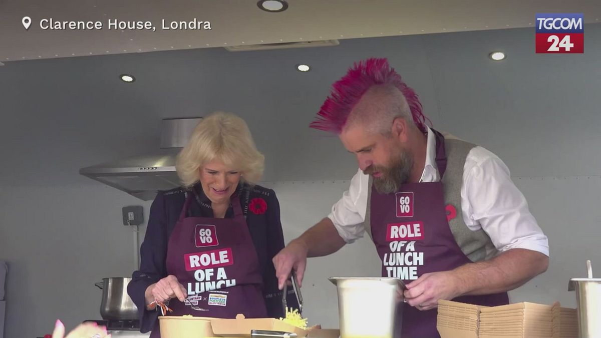 londra la regina camilla serve patate al cartoccio per beneficenza