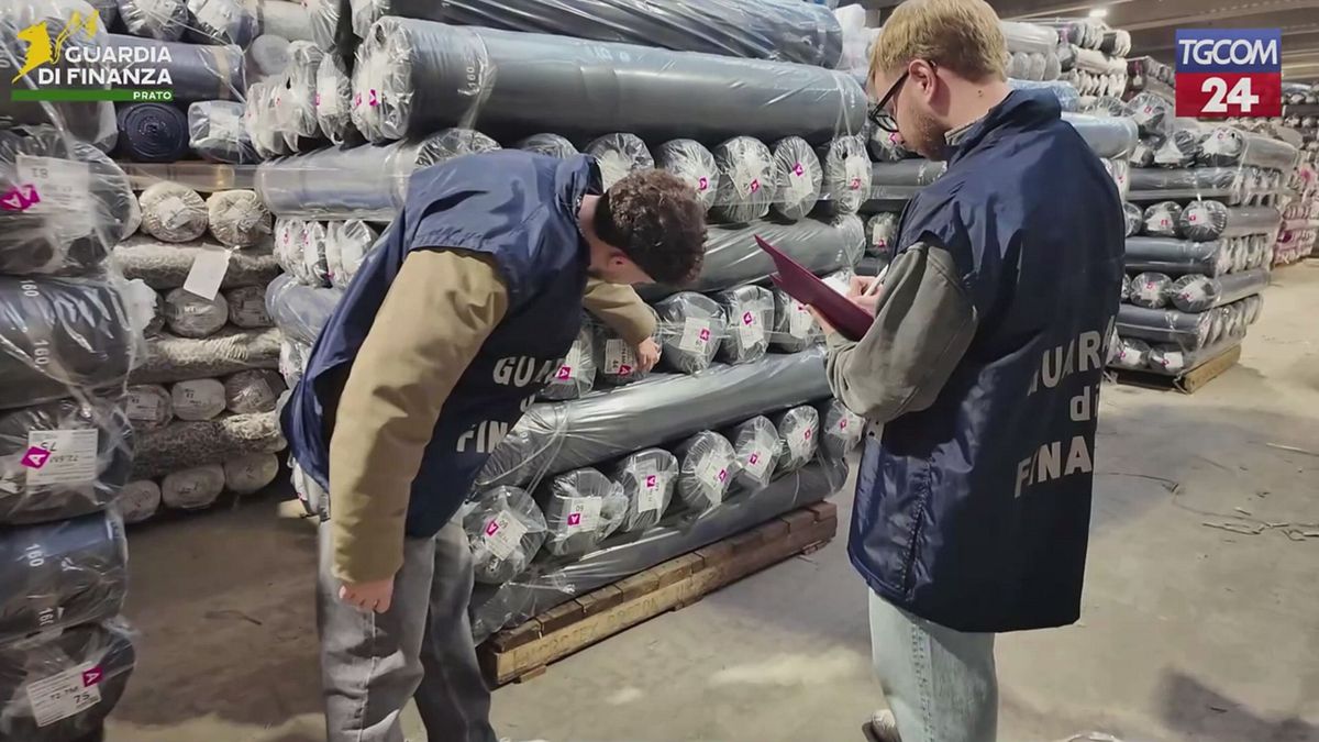 Contrabbando di tessuti, la guardia di finanza sequestra oltre 2,3 milioni di metri