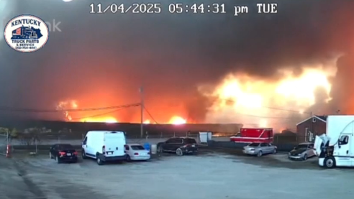 lo schianto del cargo in kentucky usa dalle telecamere di sorveglianza