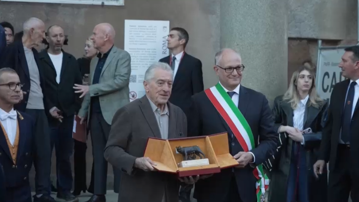 Roma Gualtieri belediye başkanı Capitoline Wolf'u De Niro'ya teslim etti