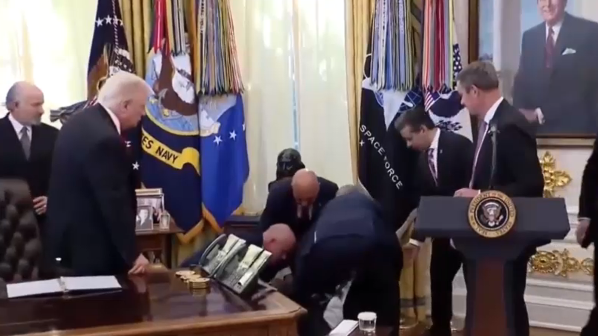 Uomo sviene nello Studio Ovale davanti a Trump