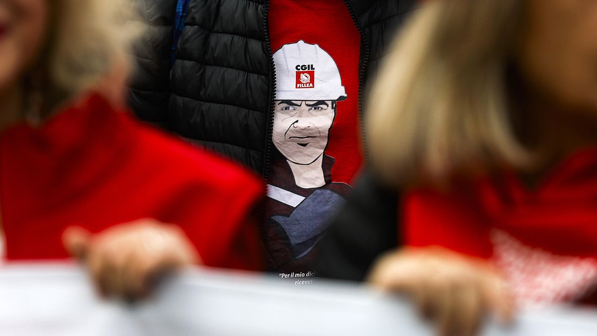 Manovra, la Cgil proclama lo sciopero generale per il 12 dicembre | Landini: "Legge sbagliata, non aumenta i salari"