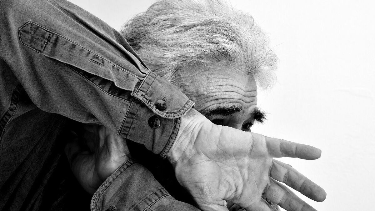 Bergamo, picchia il padre e si amputa un dito per incastrarlo: 38enne arrestato