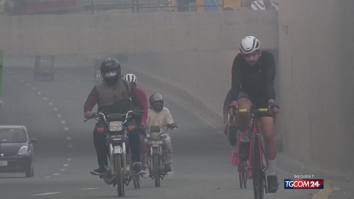 pakistan la citt224 di lahore invasa dallo smog