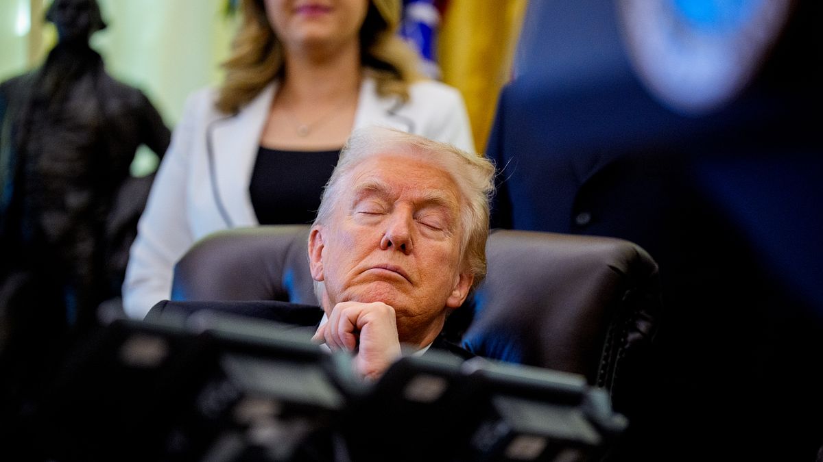 Pisolino di Trump nello Studio Ovale: il video diventa virale e i dem deridono il presidente