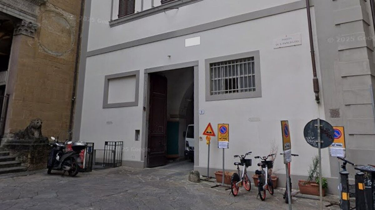 firenze turista denuncia violenza in piazza arrestati due uomini