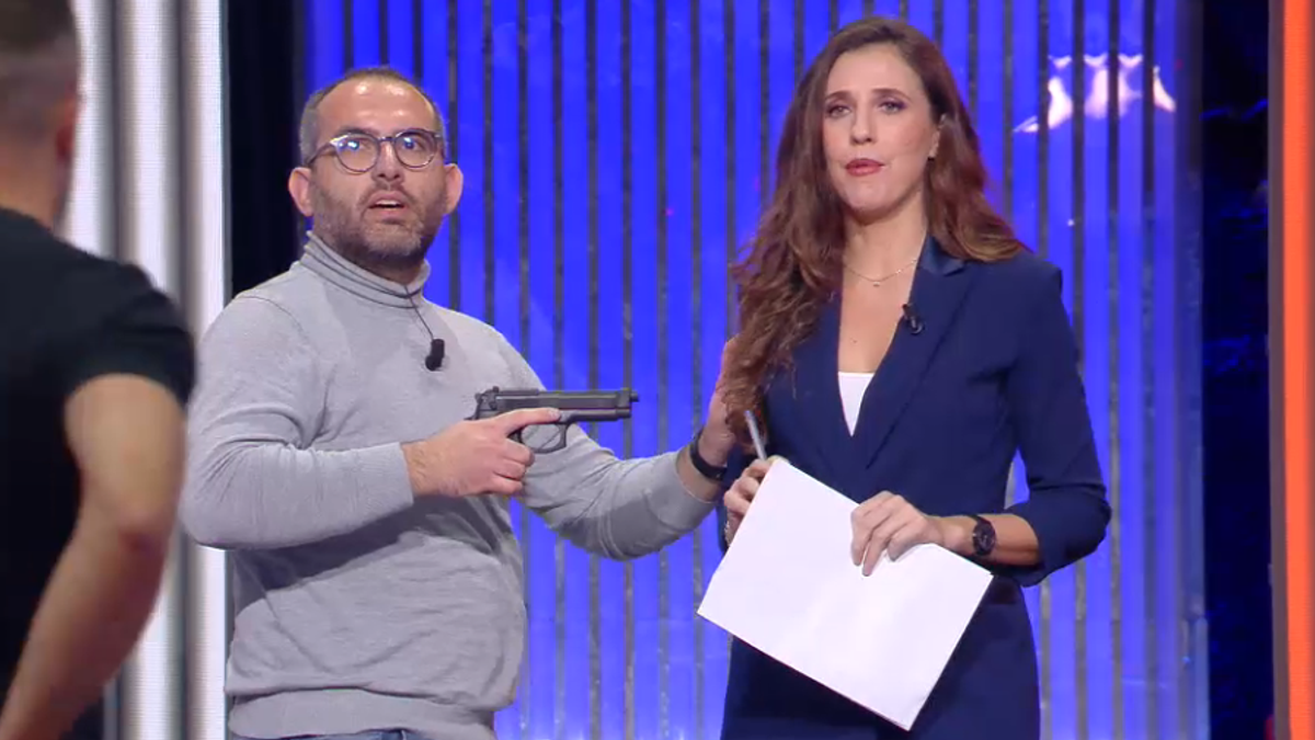 esercitazione antiterrorismo a mediaset conduttrice e pubblico in ostaggio