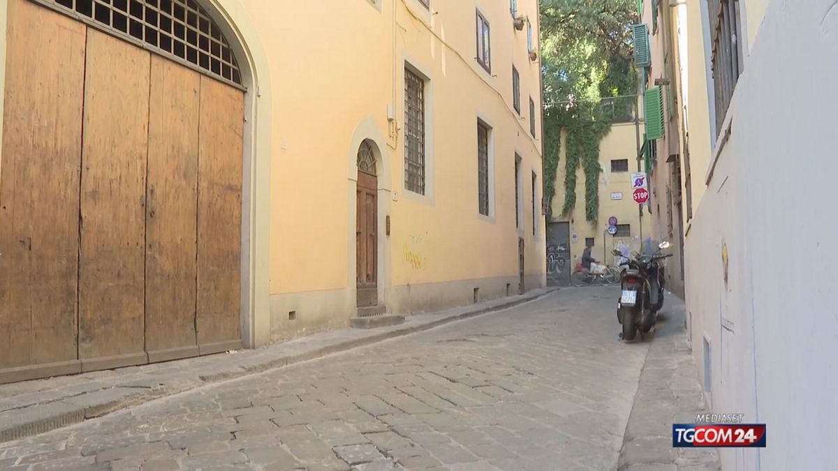 Firenze, turista denuncia di essere stata violentata in strada: arrestati due uomini