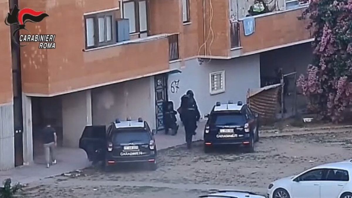 roma blitz antidroga a ostia 12 arresti e sequestri di cocaina e crack