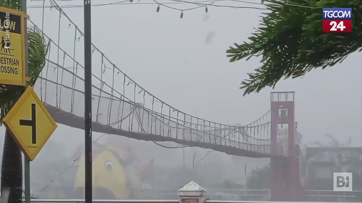 Paura nelle Filippine, il tifone Uwan fa oscillare violentemente il ponte sospeso