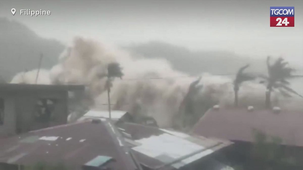 Onde giganti travolgono le Filippine: l