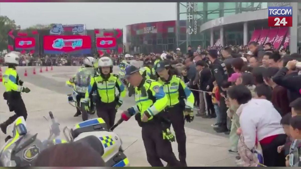 cina poliziotta in moto travolge tre bambini durante un evento