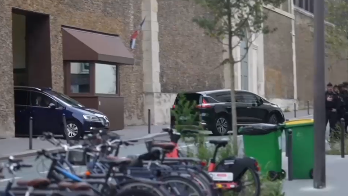 Francia, concessa la libertà vigilata a Sarkozy | L