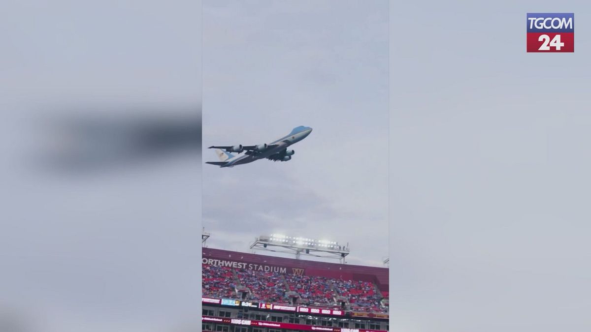 l air force one passa sopra lo stadio il video del sorvolo che ha fatto alzare lo sguardo a tutto il pubblico