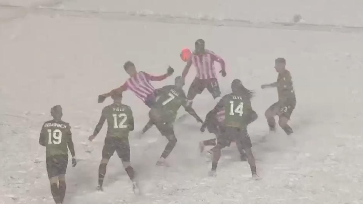 calcio spettacolo in canada gol in rovesciata nella bufera di neve