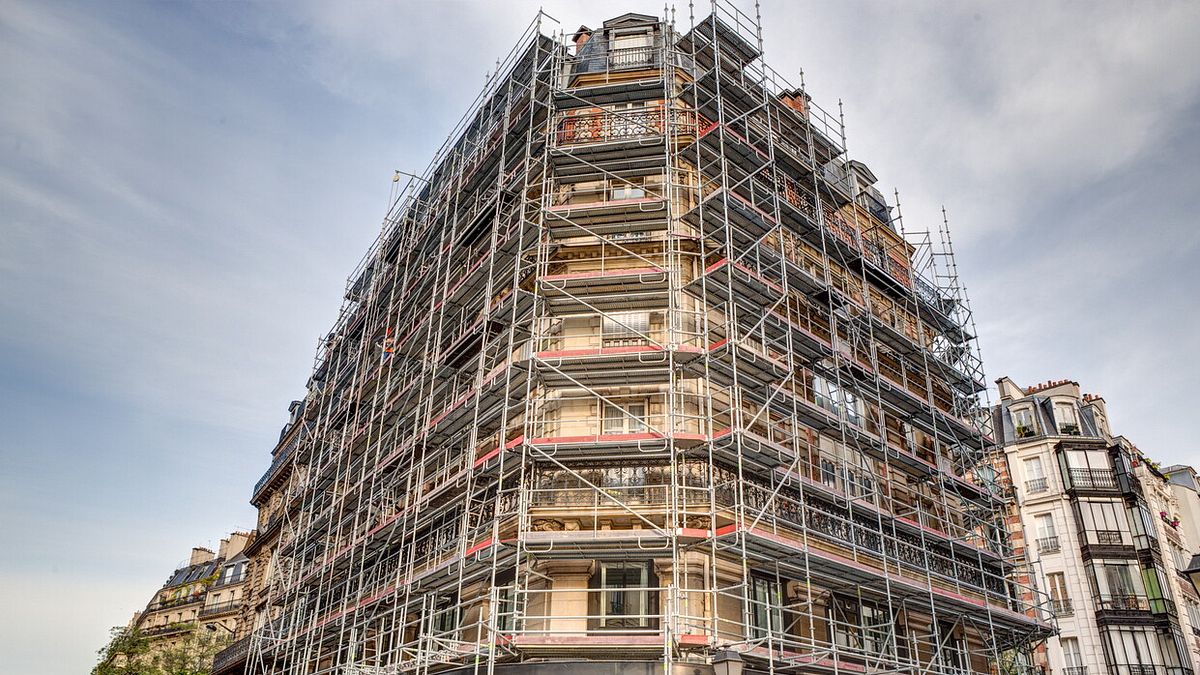 milano ladri entrano in casa dall impalcatura di un cantiere pubblico il comune dovr224 risarcire