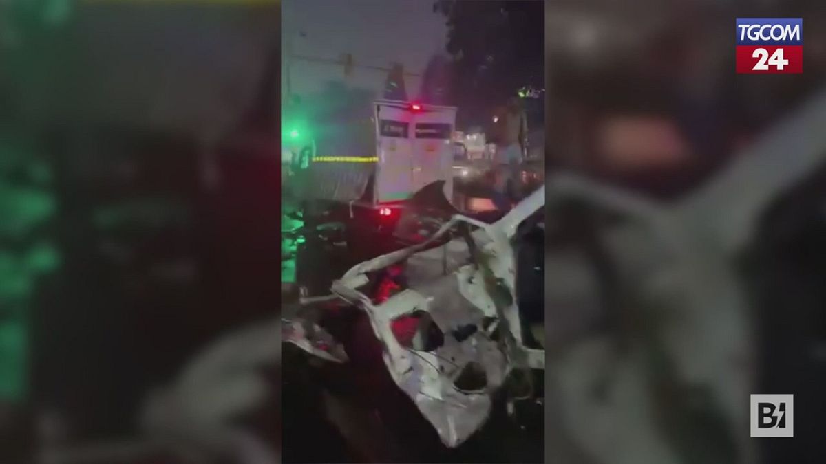 esplosione di un auto a new delhi le immagini tra fumo e distruzione