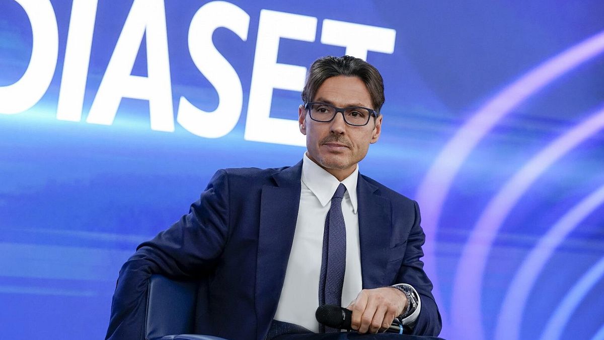 la croce rossa premia mediaset consegnata a roma la medaglia di benemerenza all azienda guidata da pier silvio berlusconi