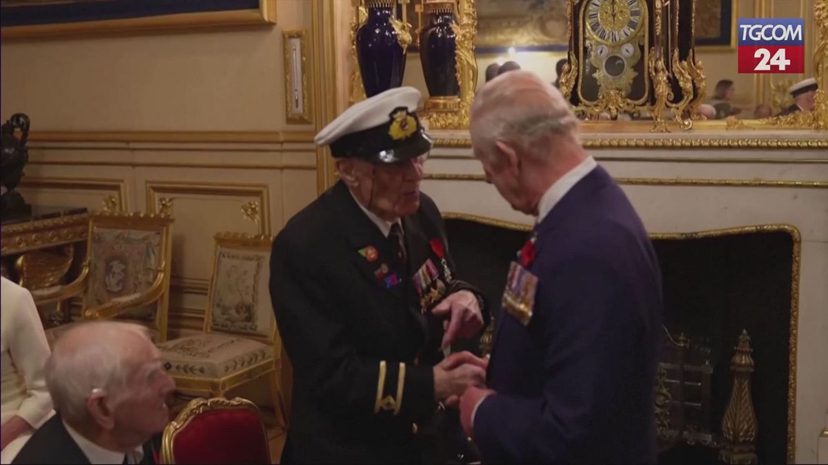 Re Carlo abbraccia un veterano di 105 anni al Castello di Windsor