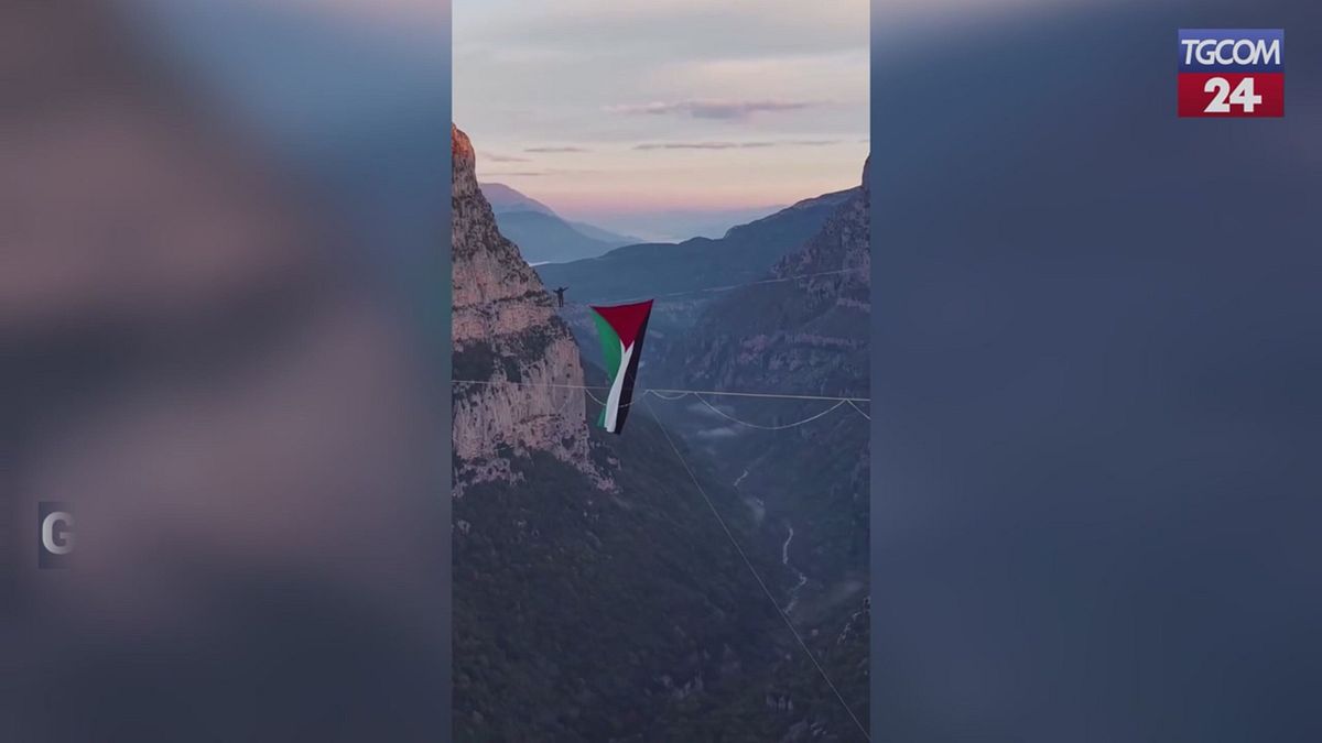 Grecia, bandiera palestinese sospesa a 850 metri nella gola di Vikos