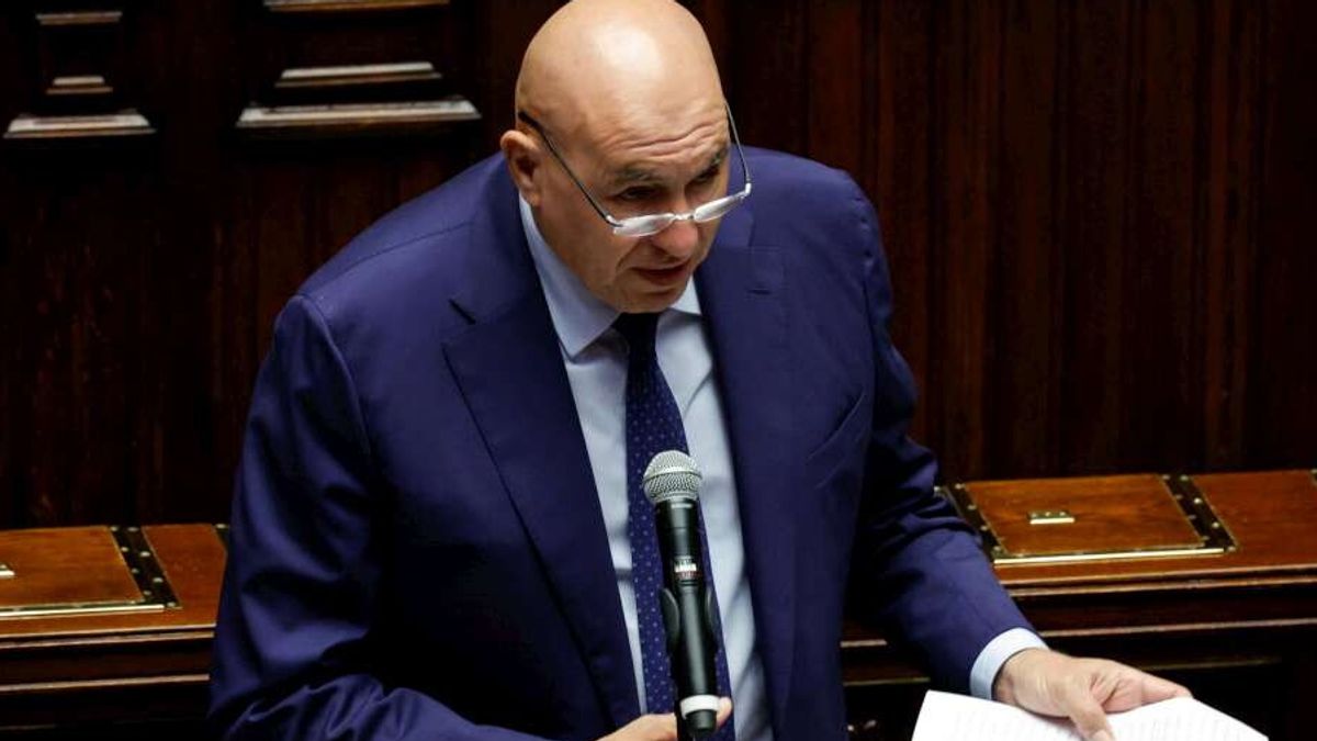 Crosetto: "Strade sicure, i soldati facciano i soldati" | E sulla guerra ibrida: "Una difesa cyber per rispondere alle minacce"