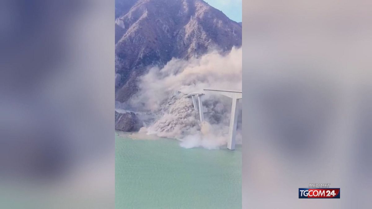Cina, crolla ponte autostradale: era stato inaugurato due mesi fa