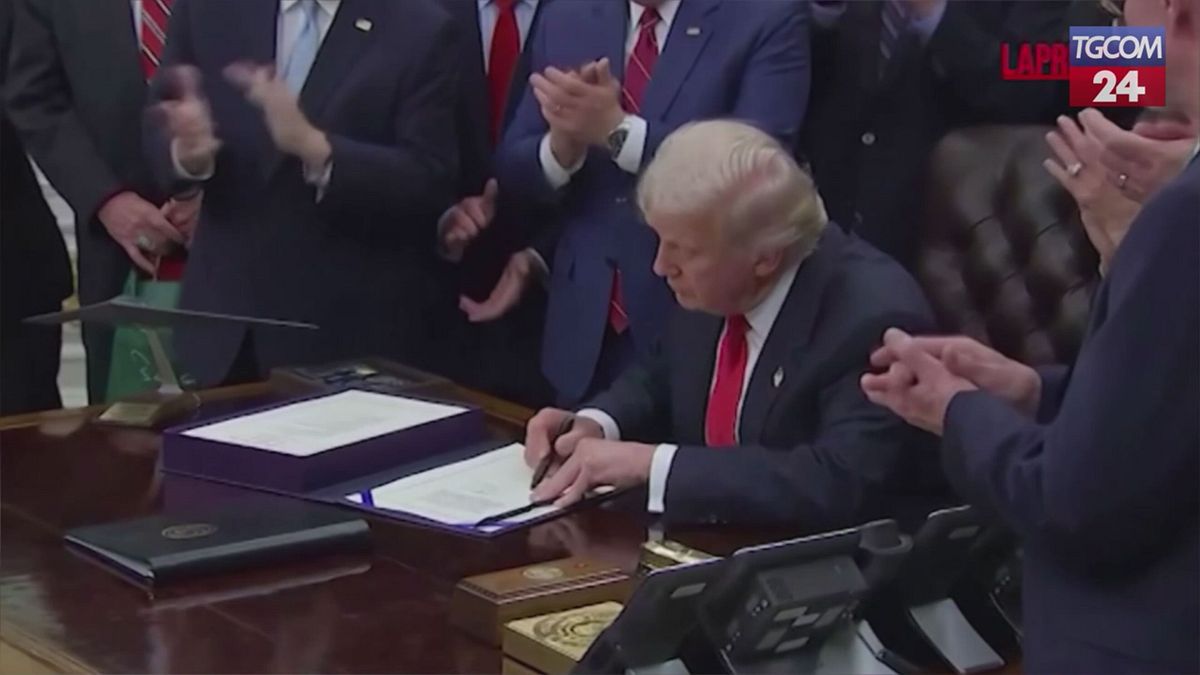 Usa, Trump firma il decreto che mette fine allo shutdown