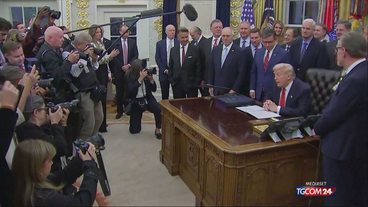 Usa, Donald Trump firma: finisce lo shutdown